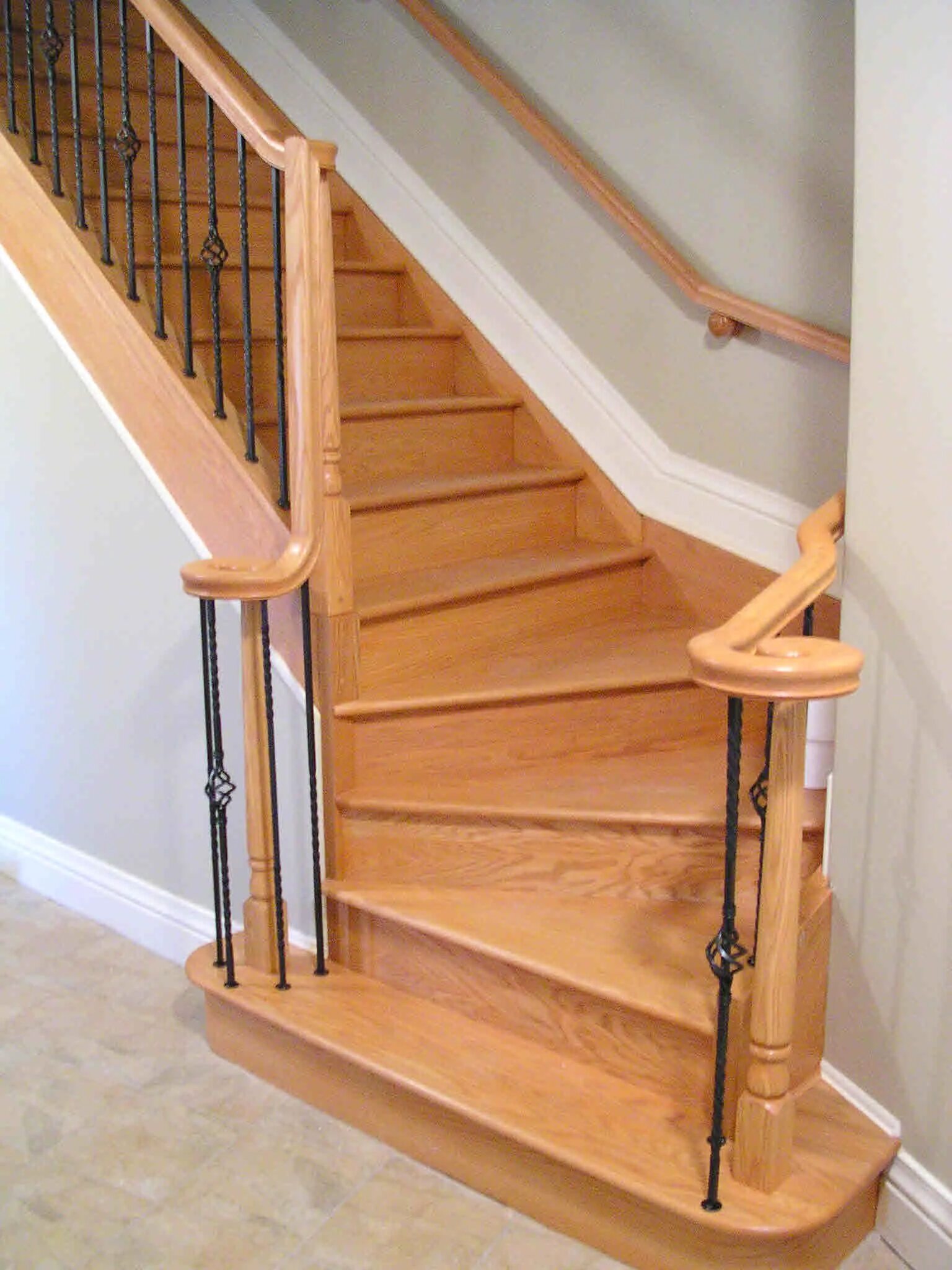 современная лестница в доме. 14п швеллер для косоура. лестница закрытого типа. лестница закрытого типа. лестница между стенами.