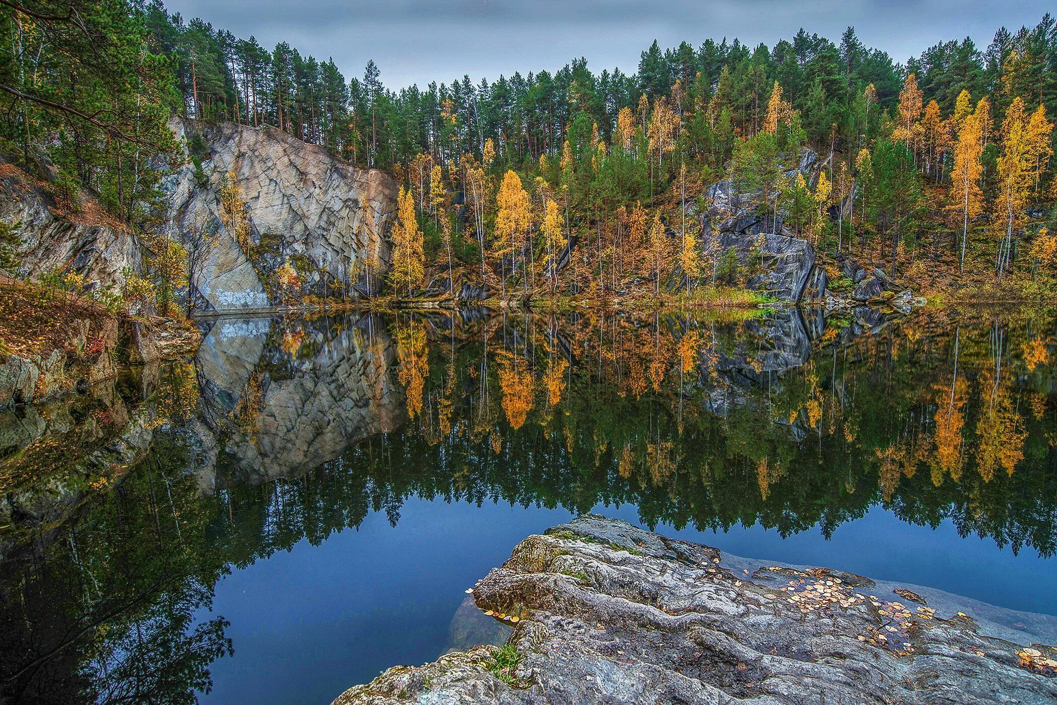 Какие крупные озера есть в уральских горах. Сысерть озеро Тальков камень. Озеро Тальков камень Свердловская область. Природный парк Бажовские места и озеро Тальков камень. Сысерть Бажовские места Тальков камень.