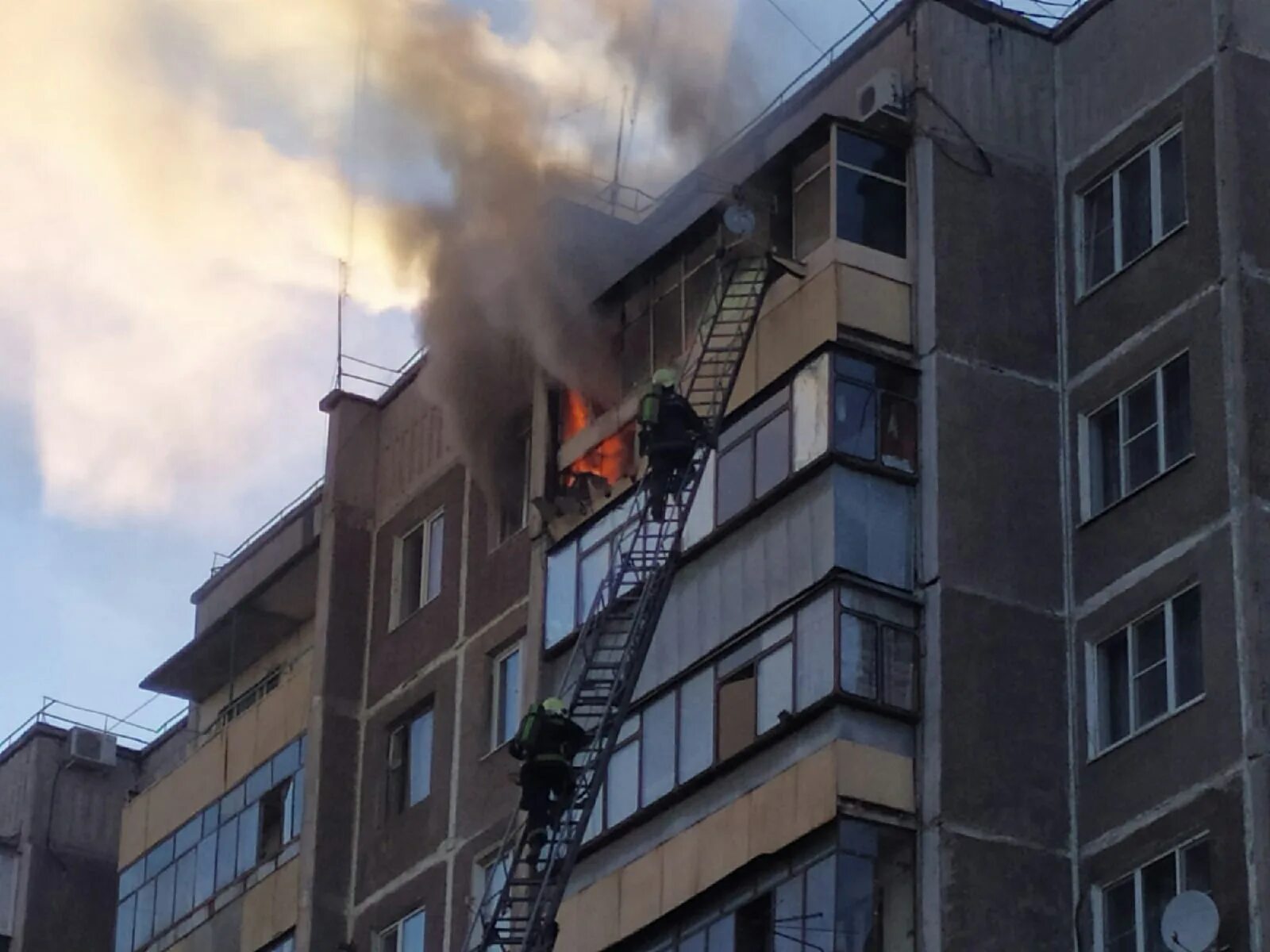 Горит балкон. Пожар на балконе. Пожары в 9 этажках. Пожар в Курске. Сгорел балкон