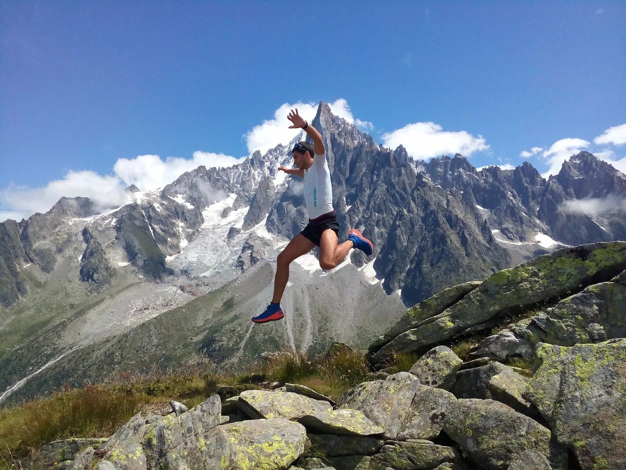 Подъем в гору 7. Скайраннинг. Бег скайраннинг. Спортсмен в горах. Бег в горах.