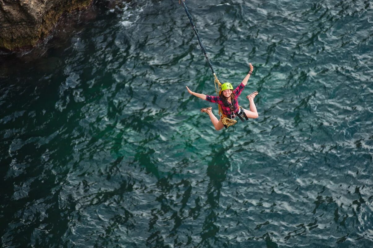 Гора аждер-канат в крыму. Тарзанка над водой. Тарзанки в москве. Прыжки с тарзанки в крыму. Прыжки с тарзанки в крыму.