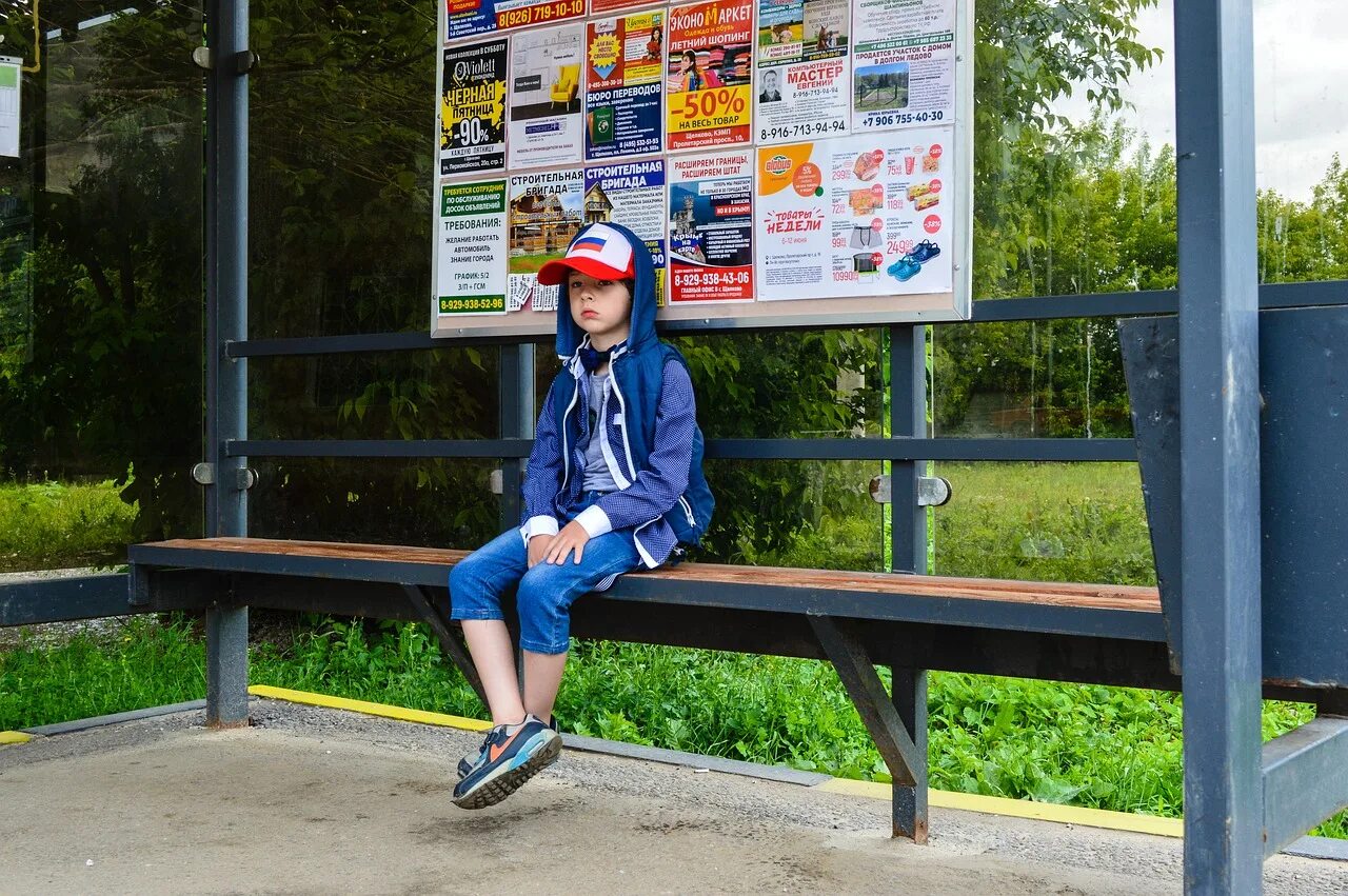 Когда уходят на летние каникулы. Мальчик на остановке. Сидит на остановке. Автобусная остановка для детей. Человек сидит на остановке.