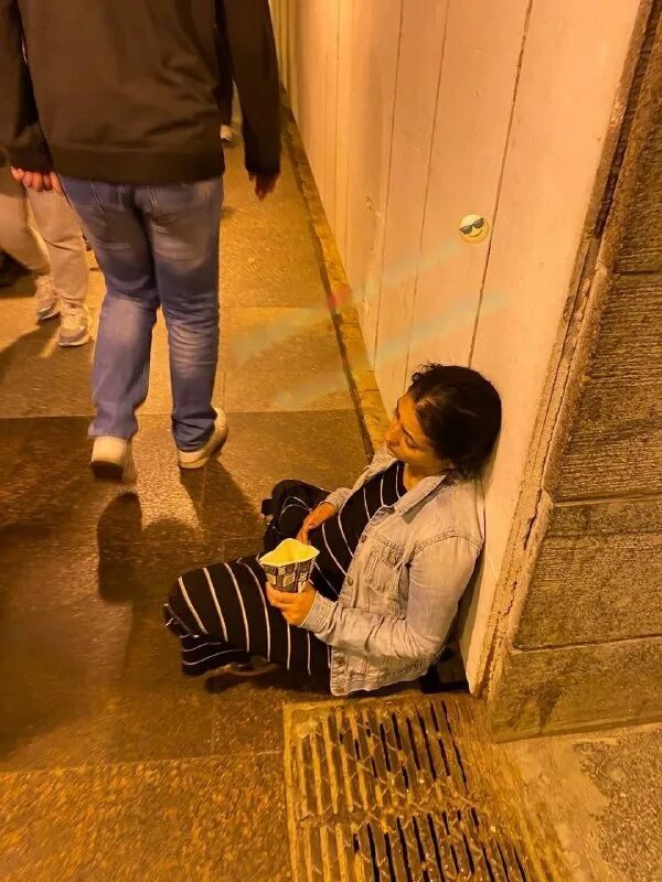 Девушки на комендантской. Девушка в девяткино. Наезд на пешехода в спб 22. Девушка в девяткино. Массаж в девяткино спб.