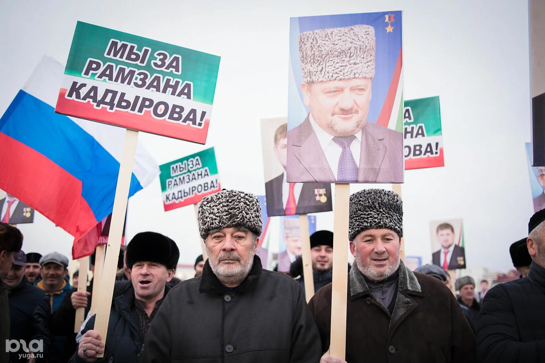 Кадыров помощь. Митинг в Грозном. Даудов выступил на митинге в Грозном. Митинг в поддержку Кадырова в Чечне. Митинг в Грозном большой флаг.