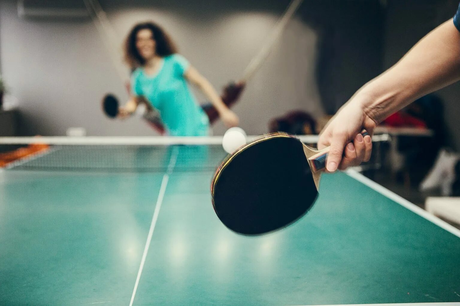 Пинпонг и настольный теннис. Ping Pong игра. Девушка играет в настольный теннис. Играе в настольный тенни. Запись настольный теннис