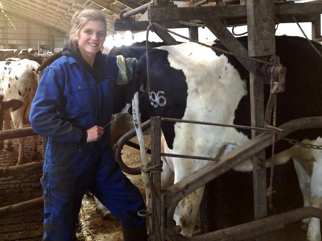 Работник фермы. Работа на фермах опыт. Сотрудники фермы. Ферма в беларуси. Доярки на ферме.