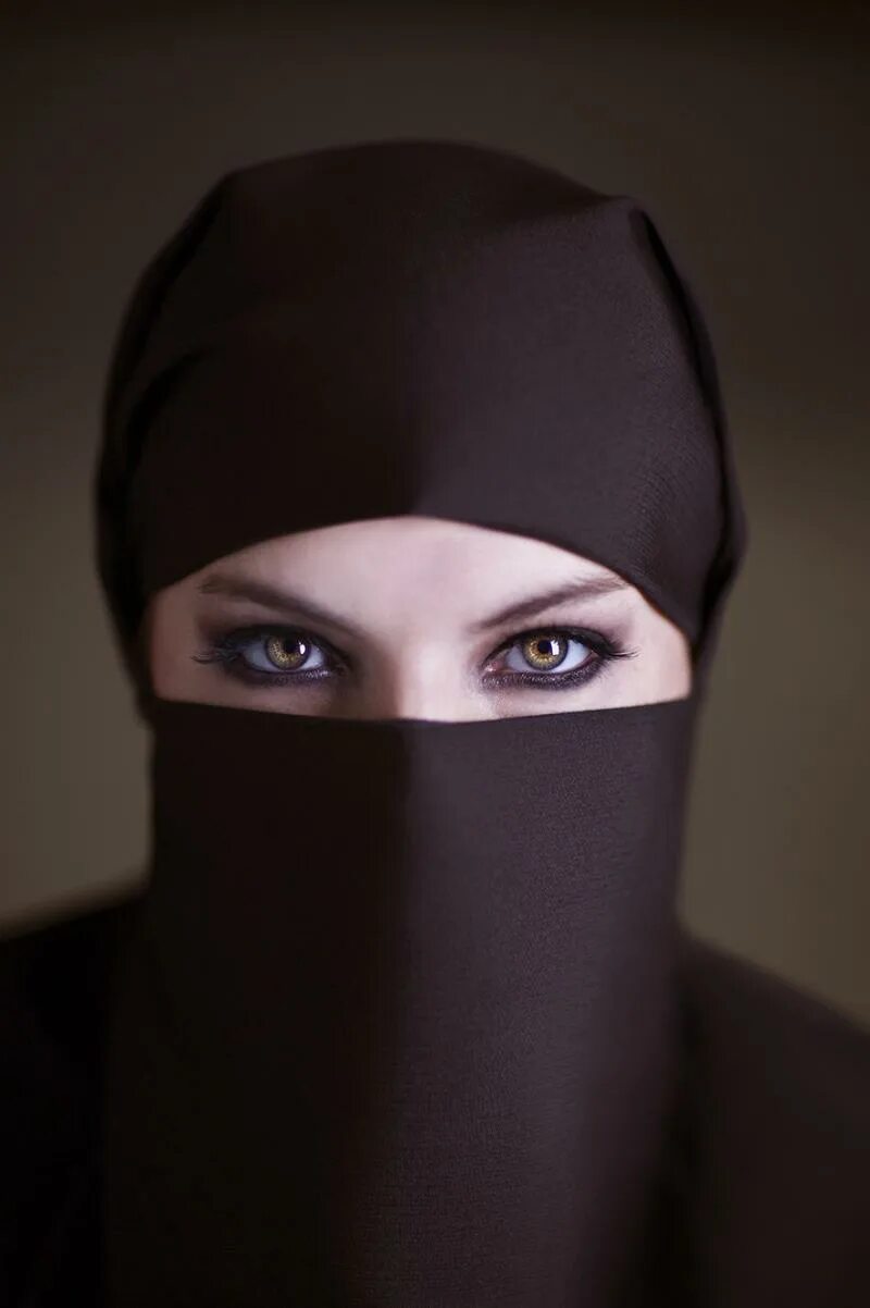 Никаб террористки. Глаза девушки в парандже. Девушка в парандже. Женщина в черном платке.