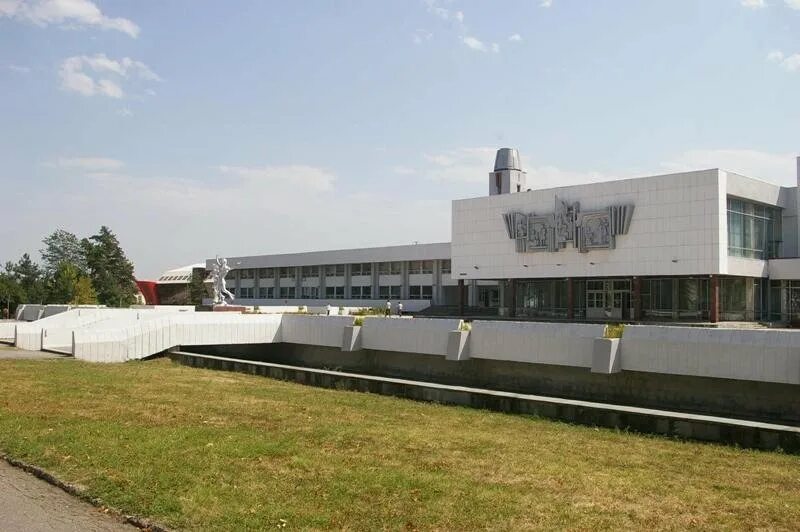 Дворец пионеров киров. Нальчик. Нальчикдворец пиоеров. Дворец пионеров нальчик тхэквондо итф. Дворец творчества детей и молодежи нальчик.