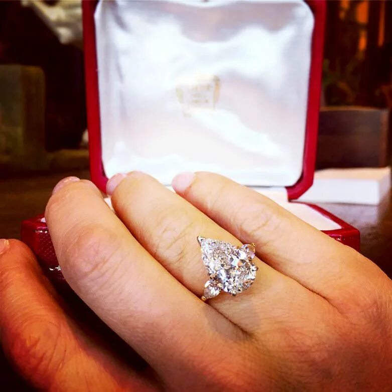 Дарить золотое кольцо. Cartier 1.3 Carat Engagement Ring. Кольцо для предложения. Кольцо с бриллиантом подарок. Помолвочное кольцо в коробочке.