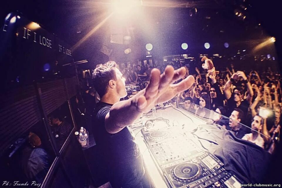 клубная музыка 2005. Armin van buuren за пультом. клубняк 2020. маркус шульц. диджей в клубе.