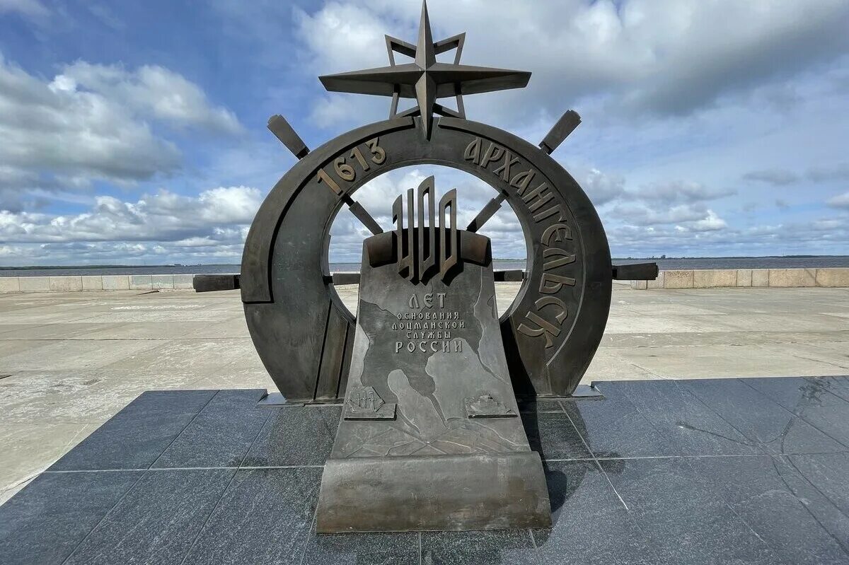 Архангельск торговый порт. В мурманском архангельске. Северное сияние в мурманске. Северный порт мурманск. Архангельск северное сияние.