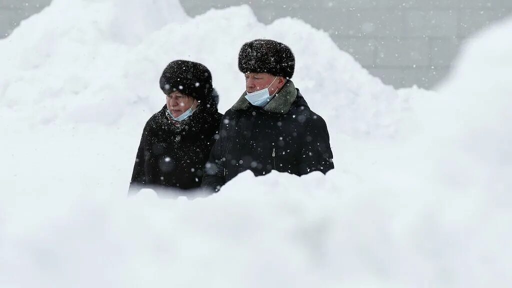 опять он падает чудесно молчаливый. унесенные снегом сколько идет. рекордный снегопад. ноябрь грусть. унесенные снегом сколько идет.