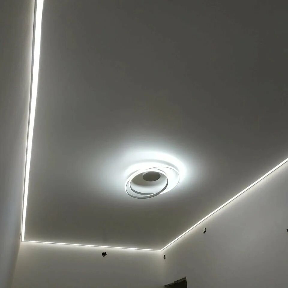 Потолок с подсветкой. Потолок с подсветкой по периметру. Натяжные потолки с подсветкой. Контурная подсветка потолка.