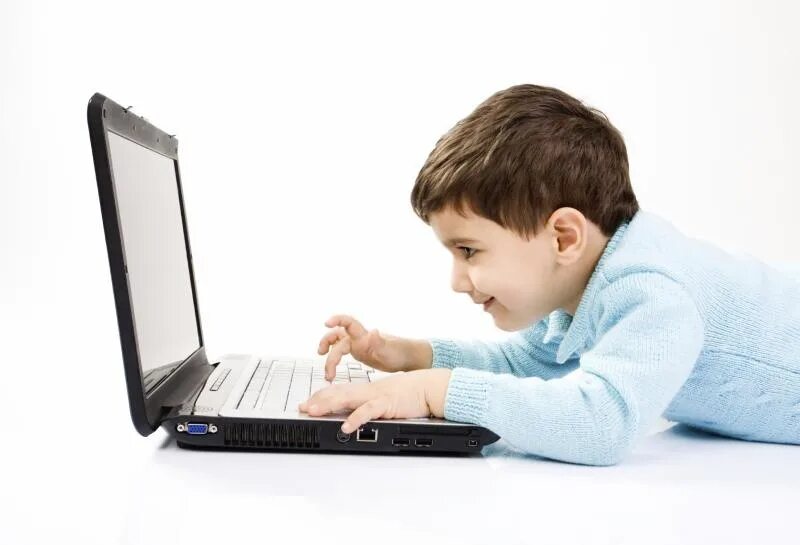 Играть с ноутбука с телефоном. Компьютер для детей. Ребенок за компом. Детям об интернете. Ребенок с ноутбуком.