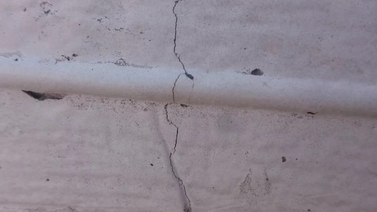 Нормальные трещины. Усадочные трещины в бетоне. Усадочные трещины в стенах. Усадочные трещины армопояса. Трещины в фундаменте.