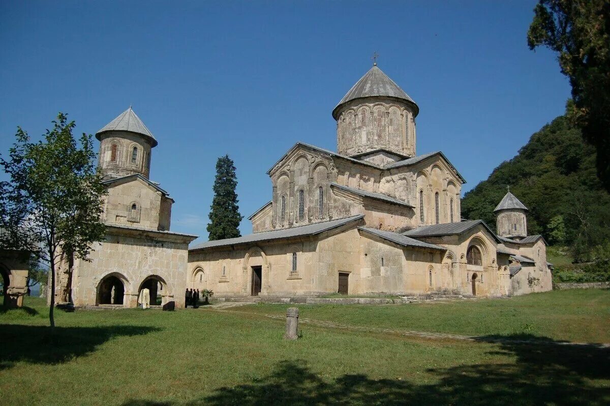 Гелатский монастырь Грузия. Гелатский монастырь Кутаиси. Монастырский комплекс Гелати. Гелатский монастырь Кутаиси Грузия.