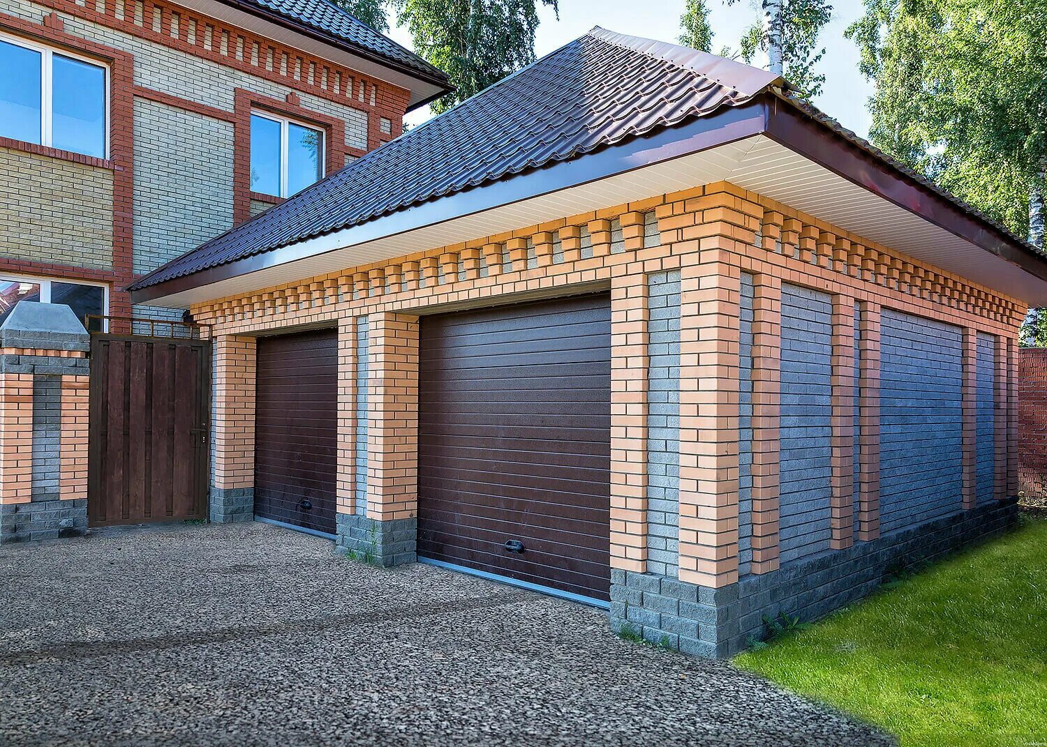 фасадный забор с гаражом. деревянный гараж. дом и гараж на участке. красивый фасад гаража. красивый гараж.
