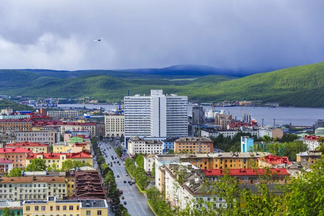 Айсу мурманск. Мурманск. Мурманск лето. Мурманск центр города. Мурманская область город Мурманск.