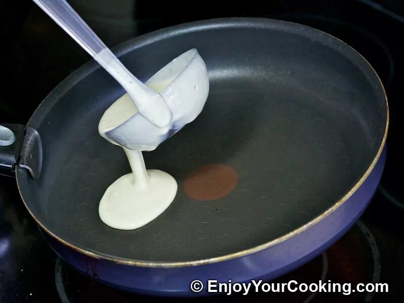 Выливаем тесто на сковороду. Жидкое тесто на сковородке наливать. Прибор для выливания теста на сковороду. Полполовника теста для блинов наливаем на сковороду.