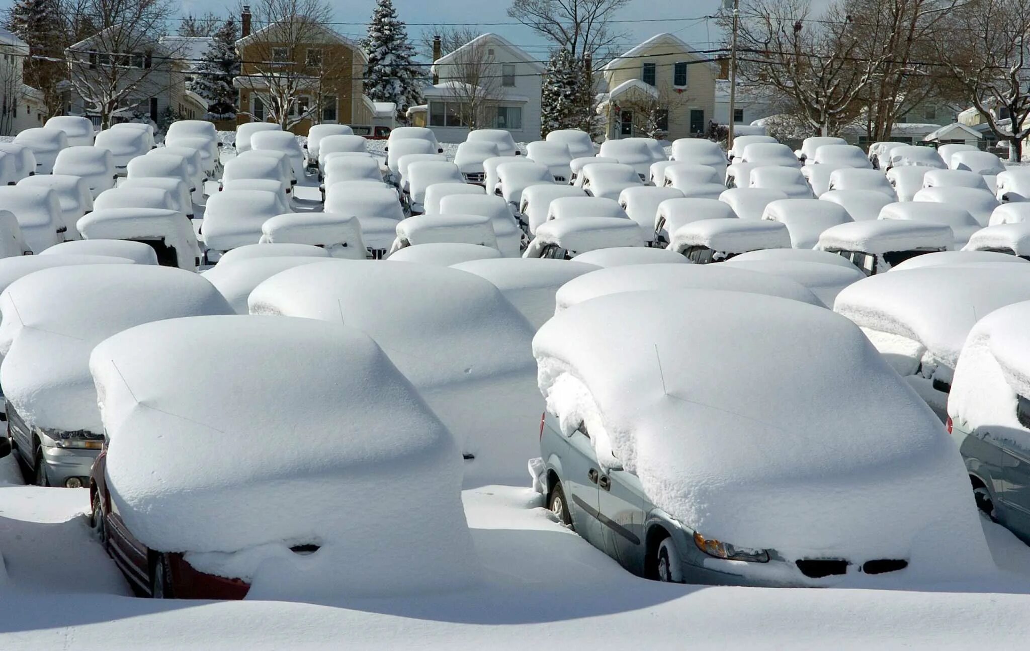 зимние горы. много снега. куча снега. зима в деревне. красивые сугробы.