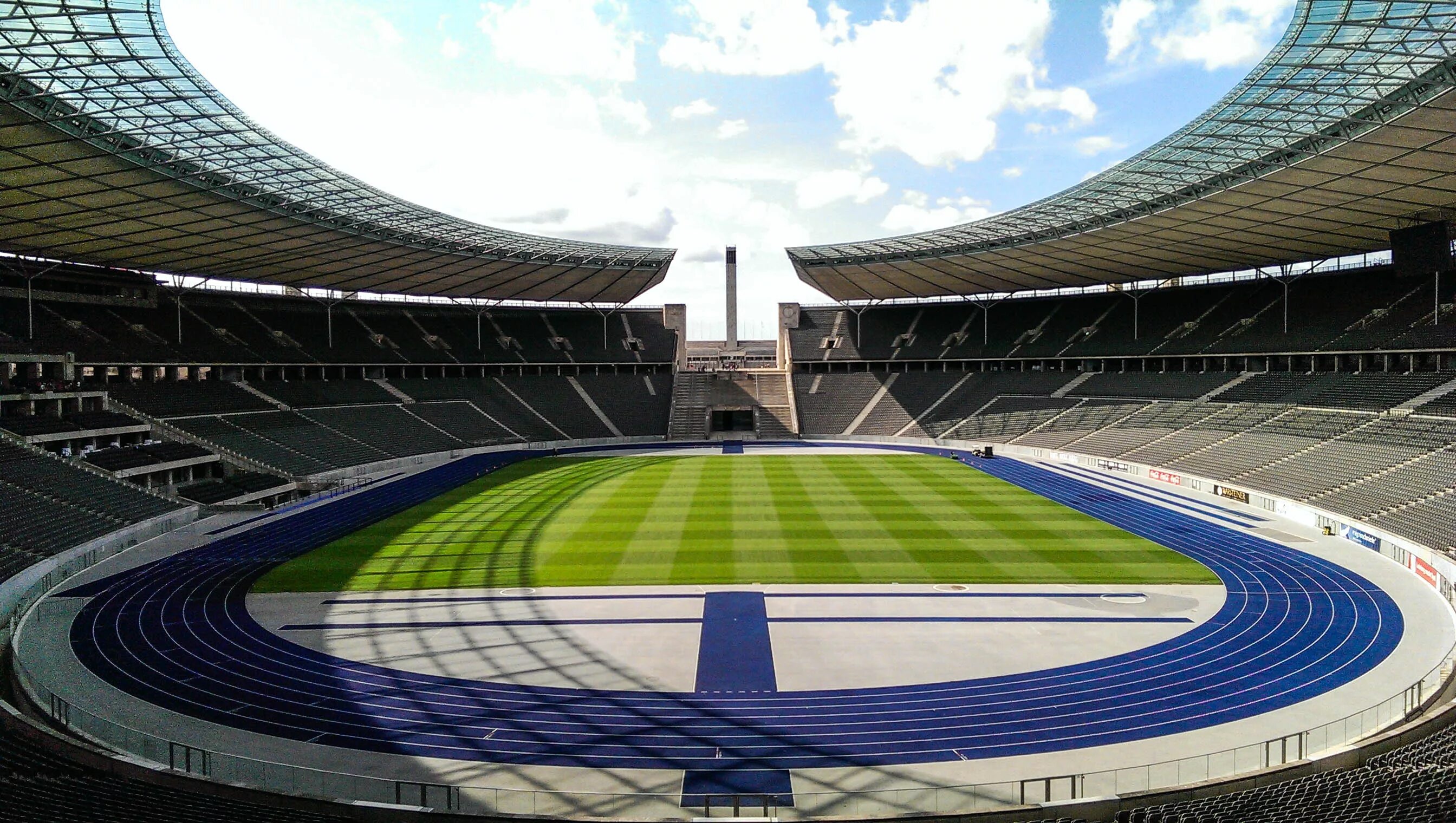 Stadium build. Олимпиаштадион Берлин. Стадион Олимпиаштадион Берлин. Стадион Hertha. Динамо Берлин стадион.