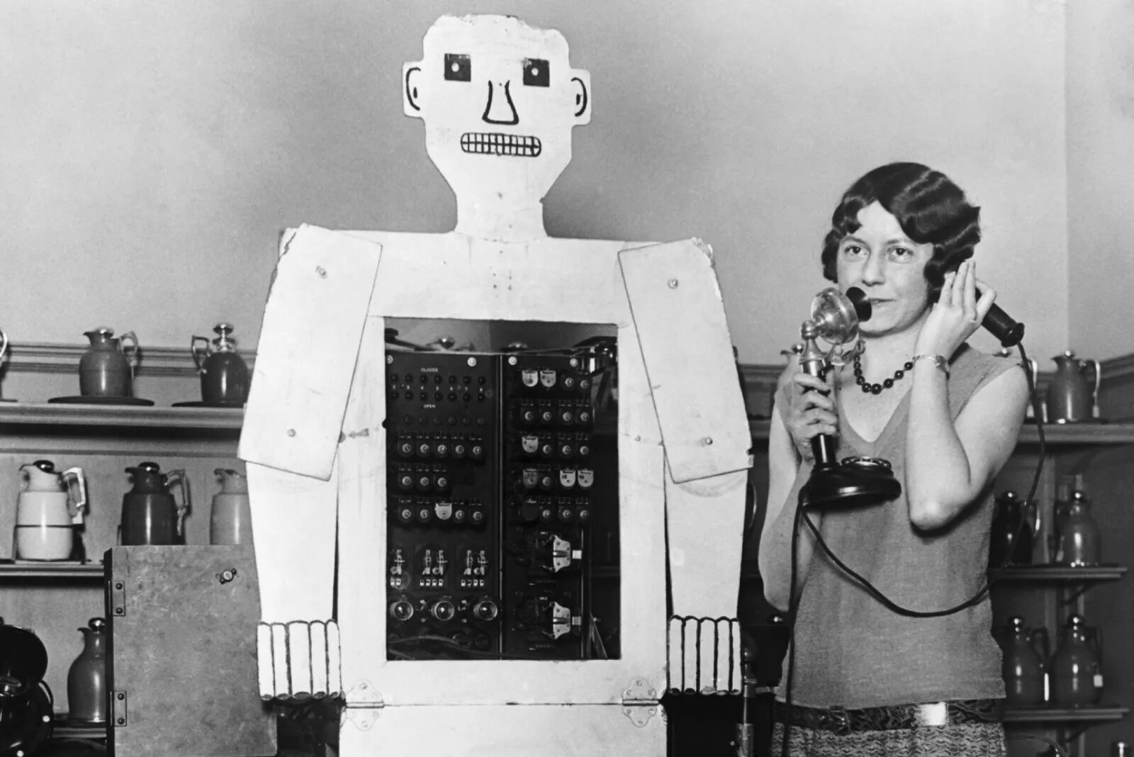 First robot. Робот Герберт Телевокс. Герберт Телевокс робот 1928. Рой Уэнсли. Мистер Герберт Телевокс.