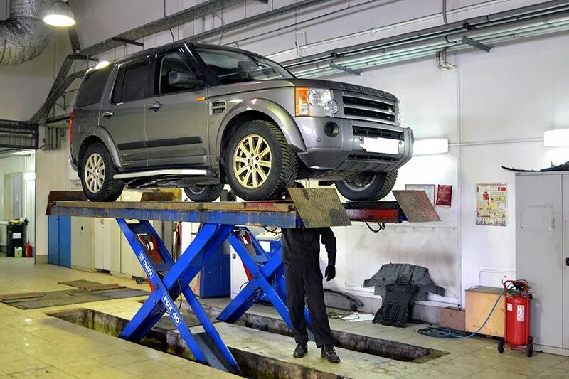 Ремонт дискавери 4. Автосервис ленд Ровер Дискавери 3 Москва. Диагностика Land Rover Discovery 3. Land Rover Discovery 3. Рендж Ровер в сервисе.