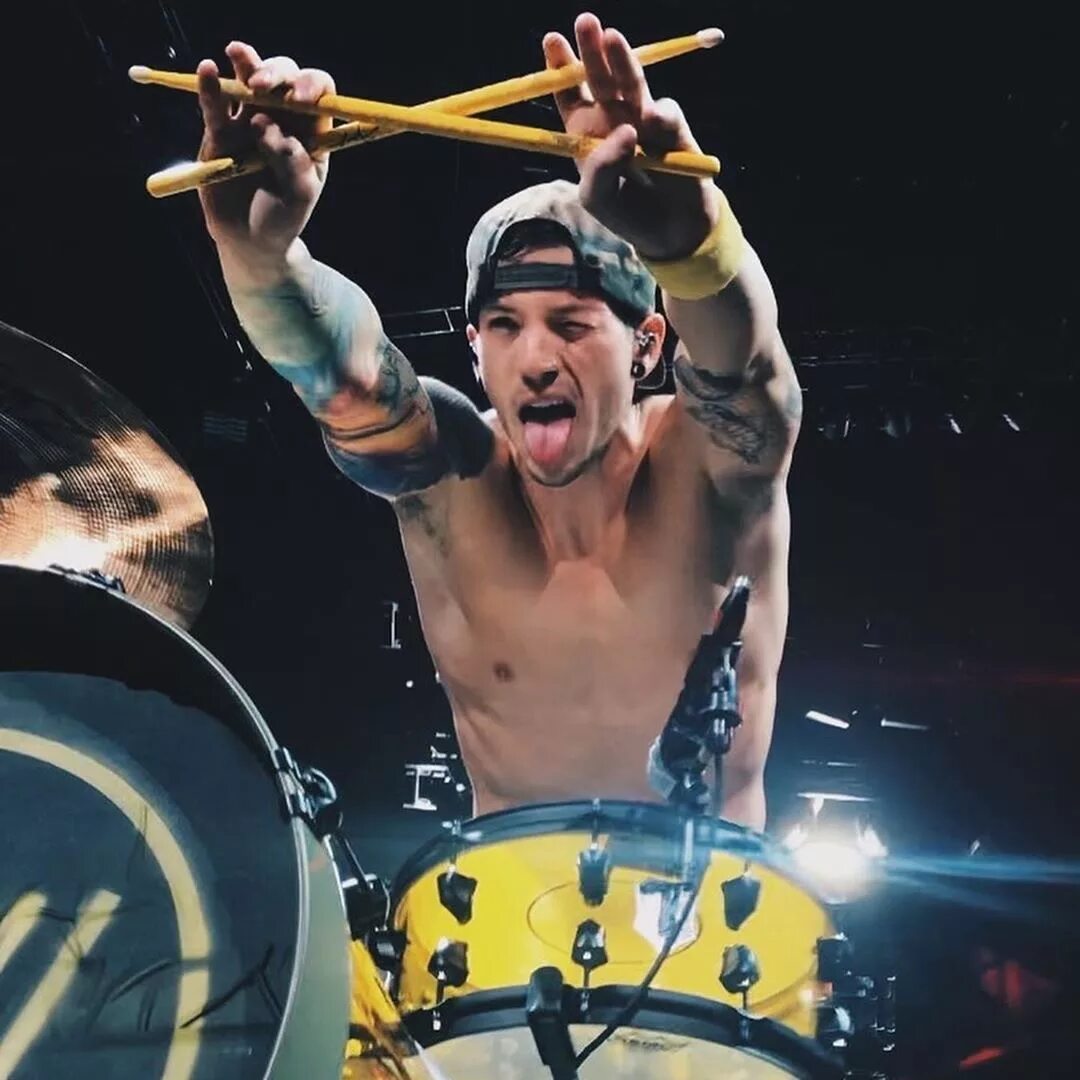 Over twenty. Барабанщик 21 Pilots. Twenty one Pilots Bandito Tour. Josh dun Bandito. Twenty one Pilots Happy Birthday.