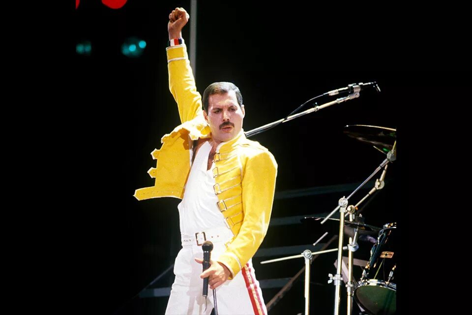 Freddie Mercury. Freddie Mercury Yellow. Фредди Меркьюри show must go on. Фредди Меркури в желтой куртке. Песни фредди меркури шоу