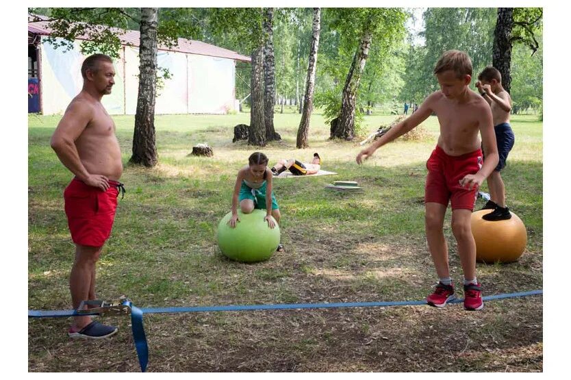 Вася для поездки в спортивный лагерь. Спорт в лагере. Спортивный лагерь. Детский спортивный лагерь гимнастика. Сборы в лагерь.