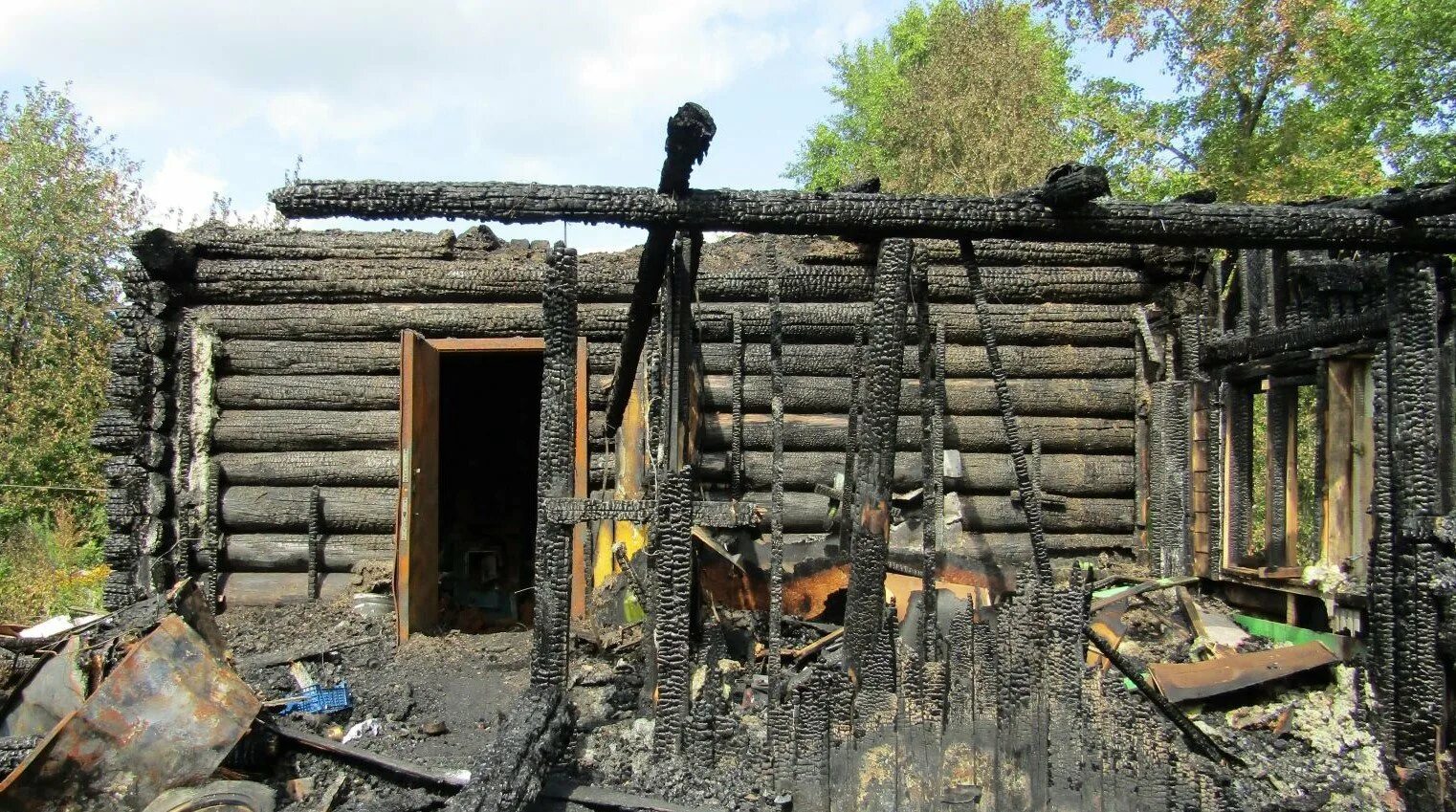 Продать сгоревшую. Пожар в Дегтярске. Пожар на ЖБИ В Ревде Свердловской. Горящий дом в деревне. Сгорел дом в Дегтярске.