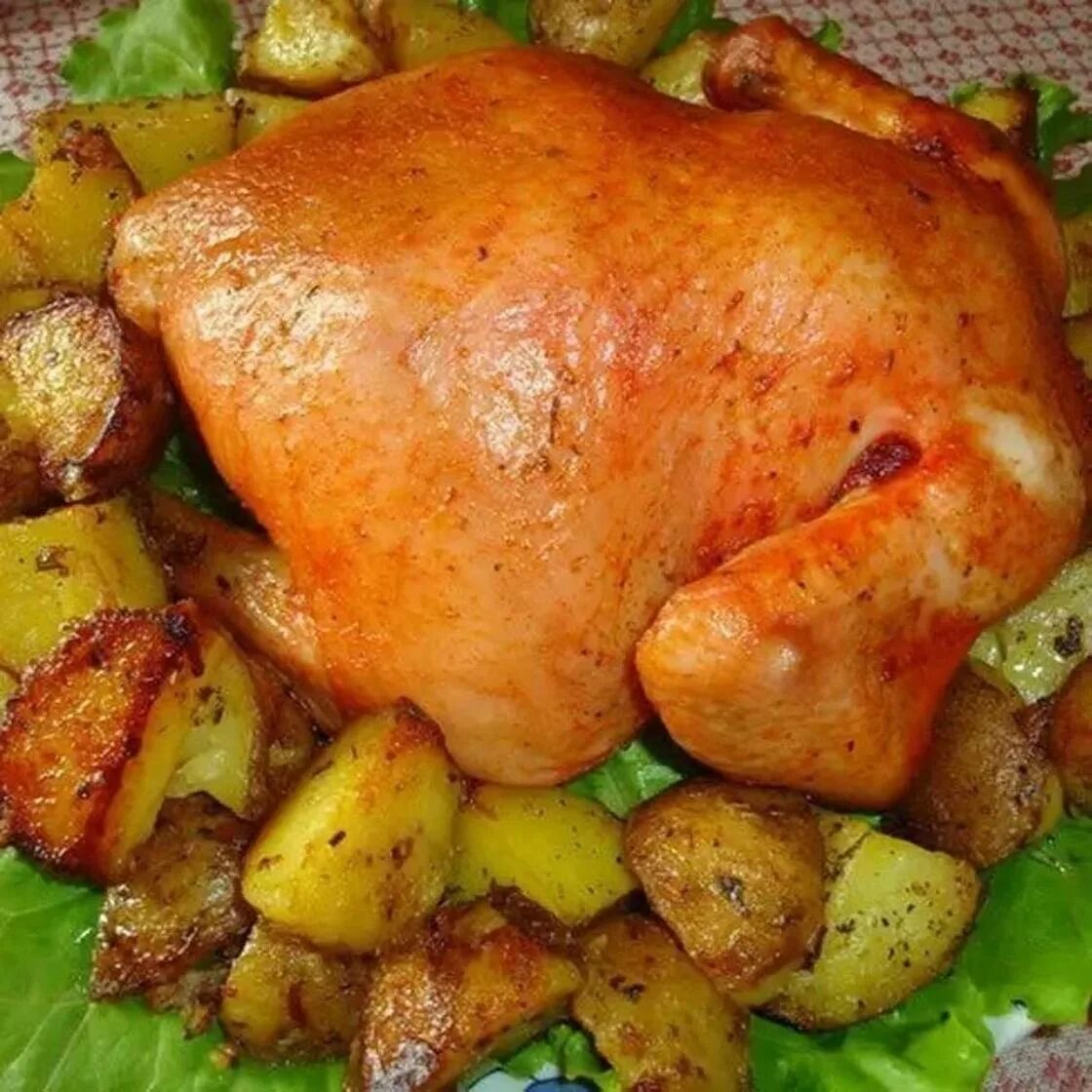 Запечь курицу в духовке целиком с картошкой. Курица с картошкой в духовке. курица с картошечкавдуховке. запеченная курица с картошкой в духовке. картофель с курицей в духовке.