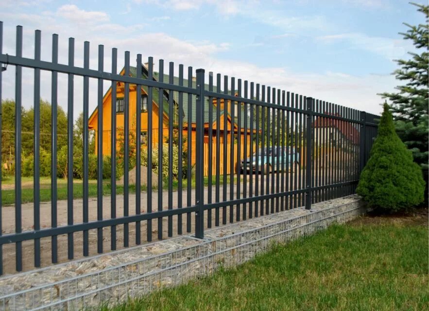 Забор из металла. Железный забор. Забор из профильной трубы. Сварной забор из профиля.