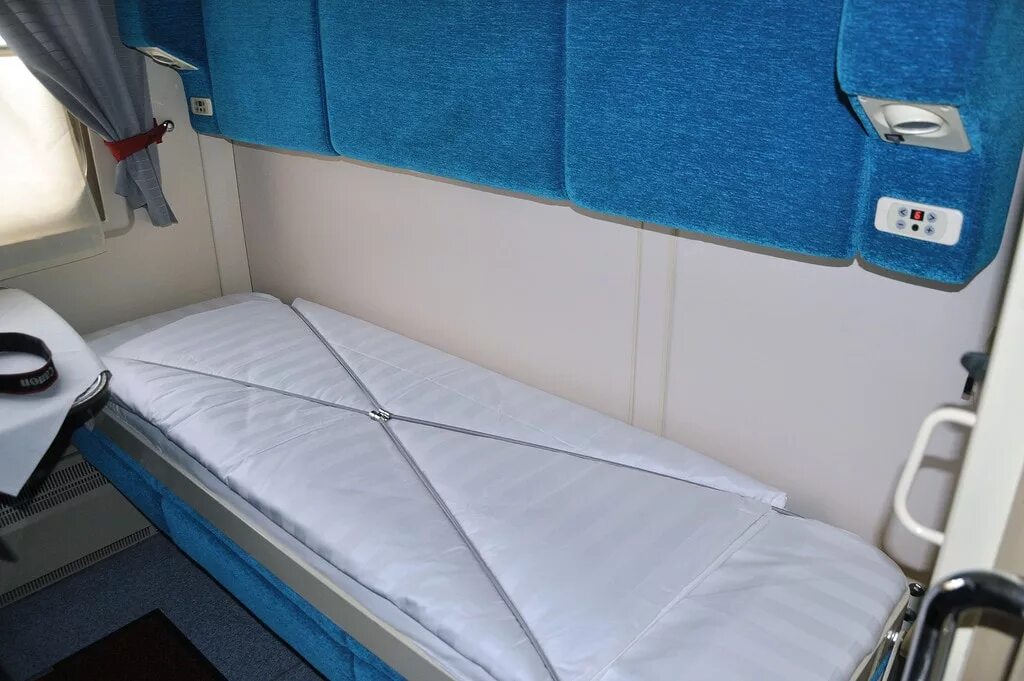 Кровать в купе поезда. Рундук для багажа в поезде 030 купе. Фпк плацкарт 3э. Сиденье в поезде купе. Ширина полки св ржд.