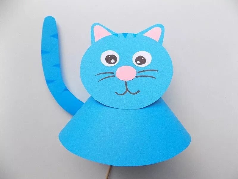 Поделка кошка. Поделка котик из цветной бумаги. Бумажные игрушки для котят. Кошка поделка для детей. Бумажные кошечки