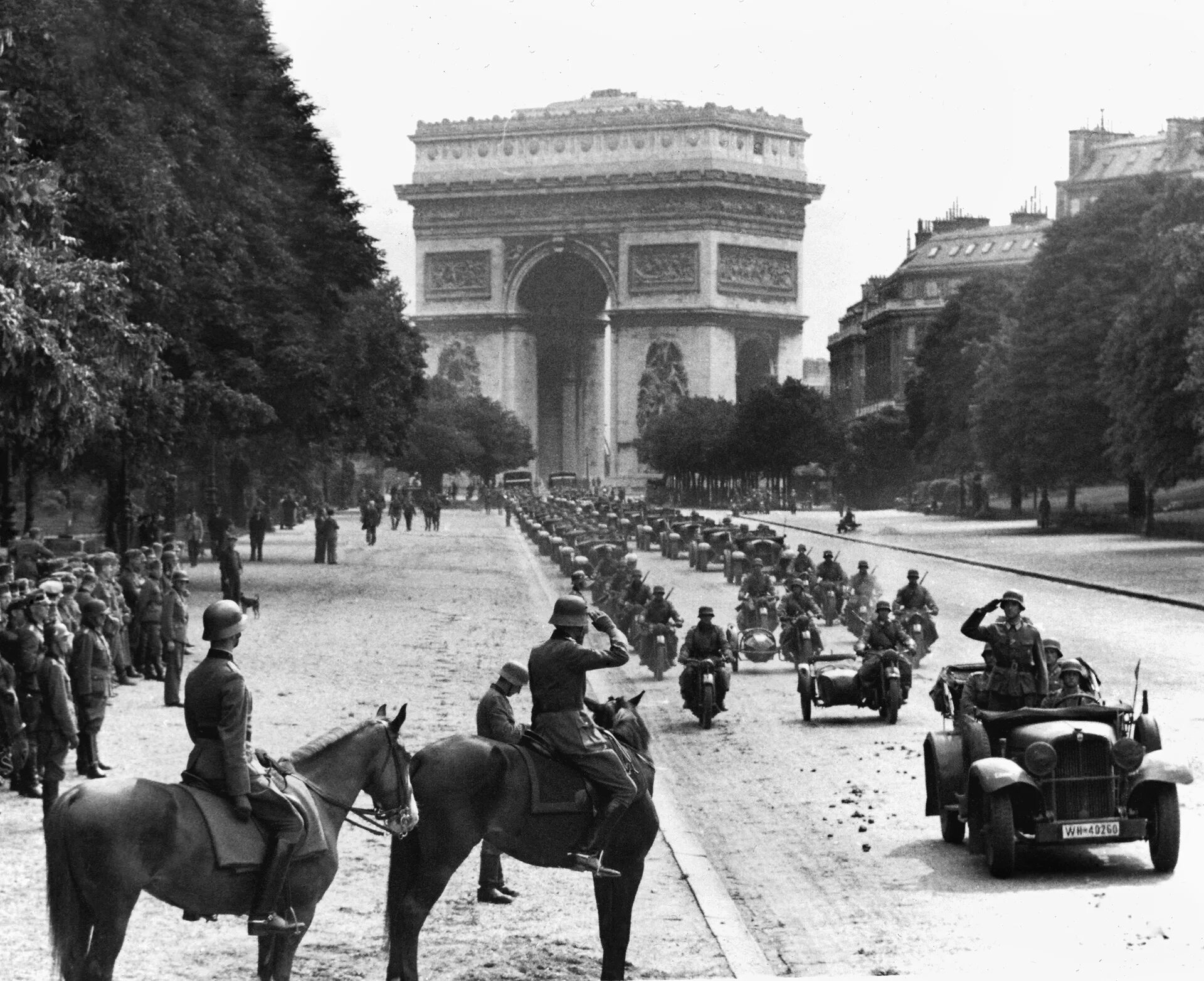 Париж Авеню фош 1940. Парад вермахта в Париже 1940. Парад на Елисейских полях 1940. Триумфальная арка Париж в 1940.