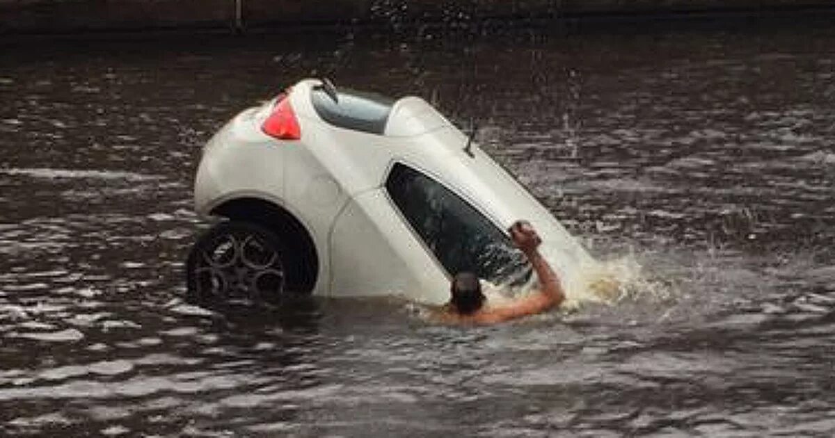 Утопленная машина. Машина тонет. Машина падает в воду. Машина упала в воду.