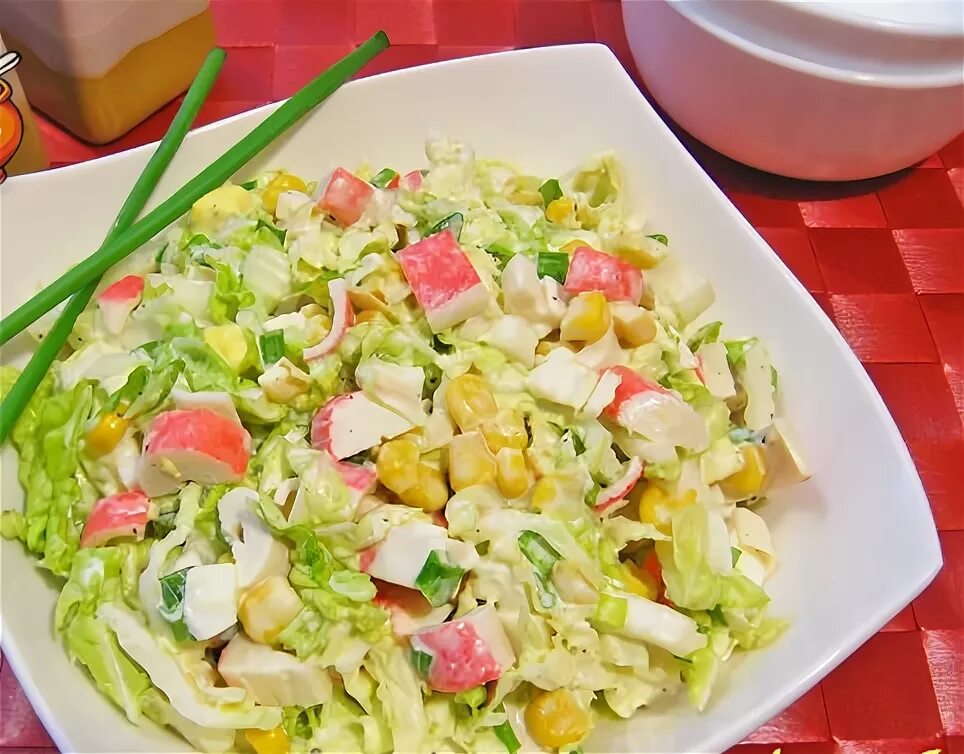 Салат с пекинской капустой и крабовыми палочками и кукурузой. Крабовый салат с пекинской капустой и кукурузой. Крабовый салат с пекинской капустой и кукурузой. Салат кукуруза пекинка крабовые. Пекинская капуста крабовые палочки кукуруза.