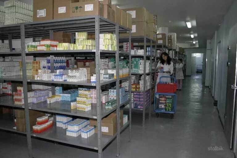 Стеллаж для лекарственных средств. Помещение для хранения лекарственных средств. Хранение медикаментов на складе. Помещения аптечного склада.