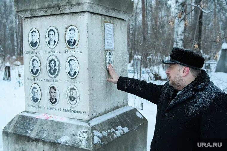 Дятлов группа новости. Михайловское кладбище Екатеринбург могила группы Дятлова. Михайловское кладбище дятловцы. Памятник группе Дятлова. Могила тур групы Дятлова.