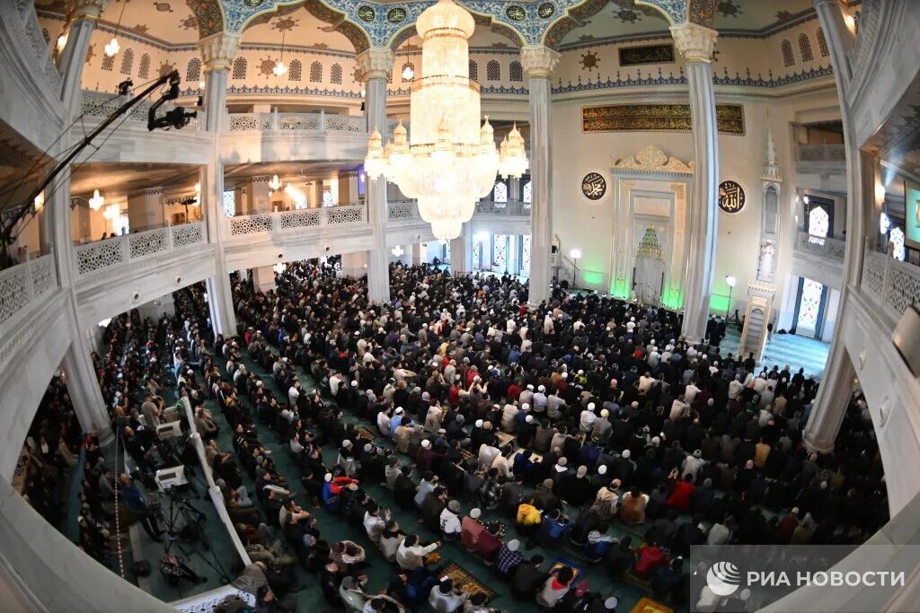Ураза-байрам 2023 в Москве. Ураза-байрам 2023 Московская Соборная мечеть. Мечеть в Москве 2023.