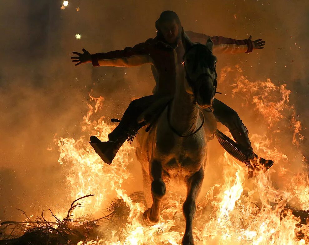 Всадник на огненном коне. Огненный всадник. Конь выносит из огня. Конь выносит из огня. Человек с огненным конем.