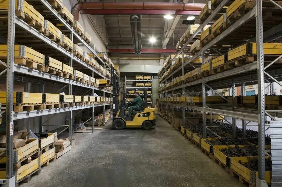 Склад строительных материалов. Промышленный склад. Производственный склад. Промышленное освещение. Складские помещения для хранения.