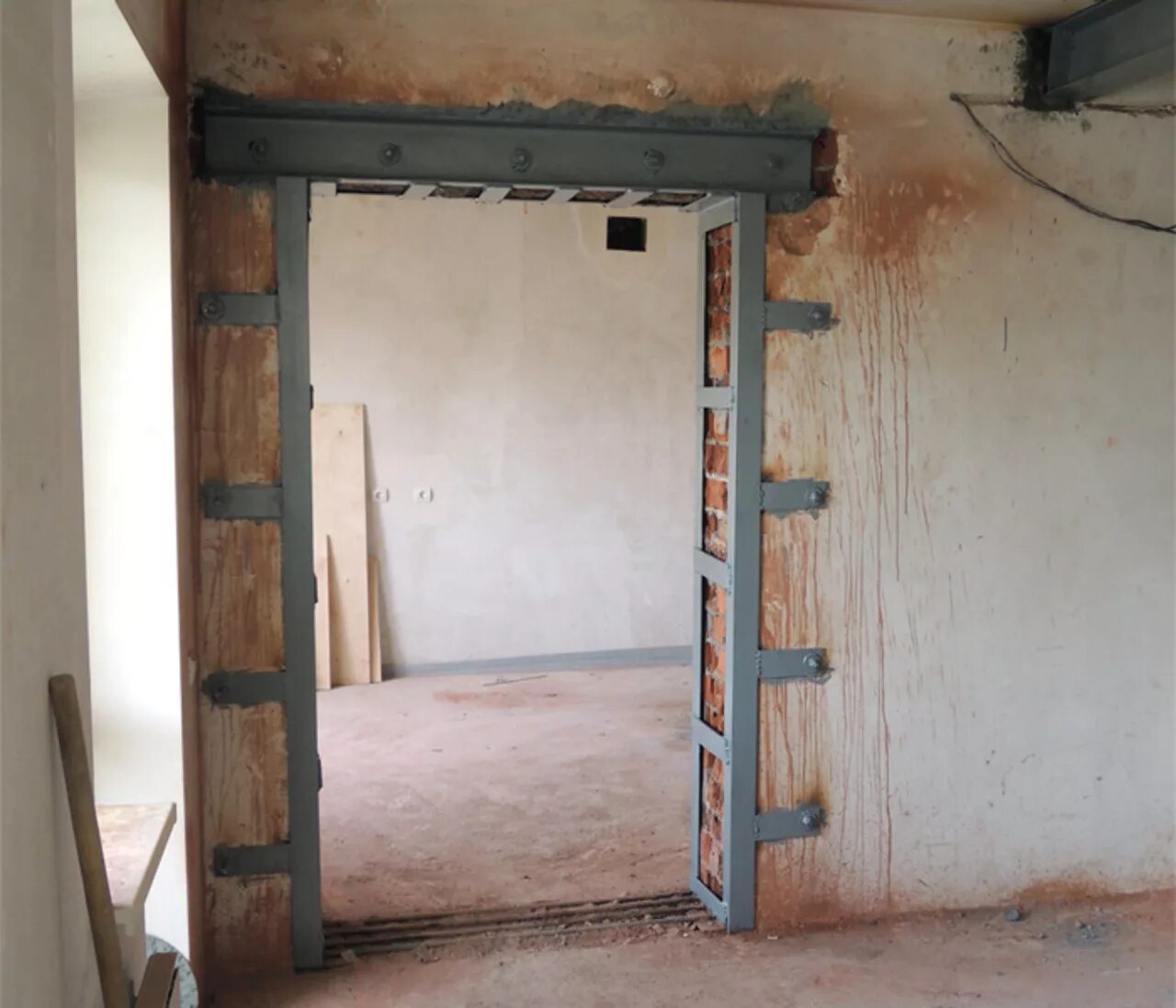 Пробивка дверного проема 2000 мм. Проём в несущей стене. Проем в панельном доме. Перенос проема в несущей стене. Пробивка проема в стене 640.