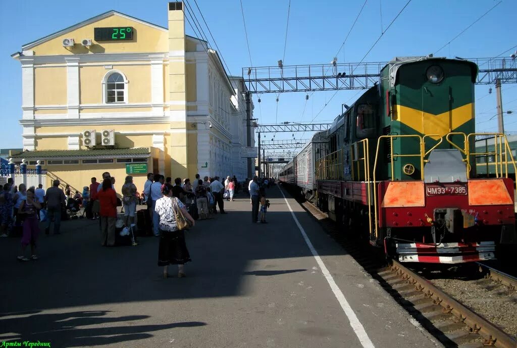 Движение поездов оренбург. Железнодорожный вокзал Оренбург. РЖД вокзал Оренбург. Вокзал Оренбург, Оренбург. Пригородный вокзал Оренбург.