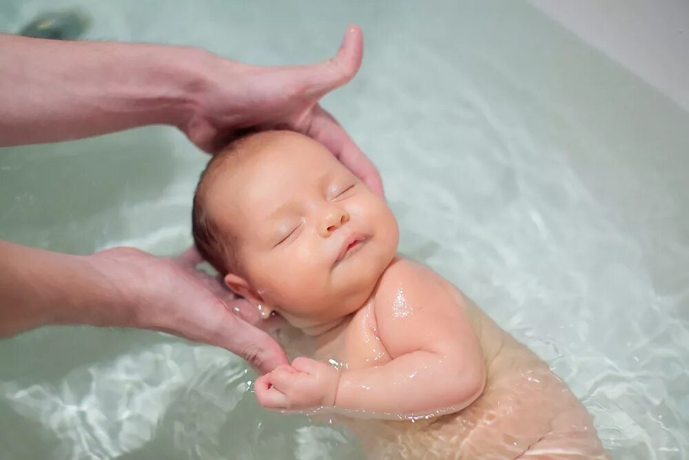 Температура воды для купания новорожденного. Купание малыша. Для купания новорожденных. Пуканье новорожденного. Купание грудного ребенка.