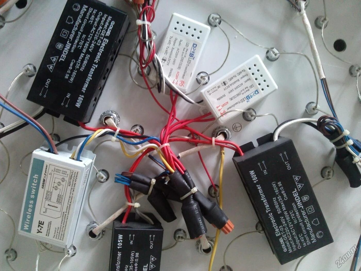 Люстра светодиодная с пультом дистанционного управления. Wd5501 микросхема в пульте для люстры. Микросхема на люстру с пультом. Блок питания для светодиодной люстры с пультом управления. Ремонт пульта управления люстрой.