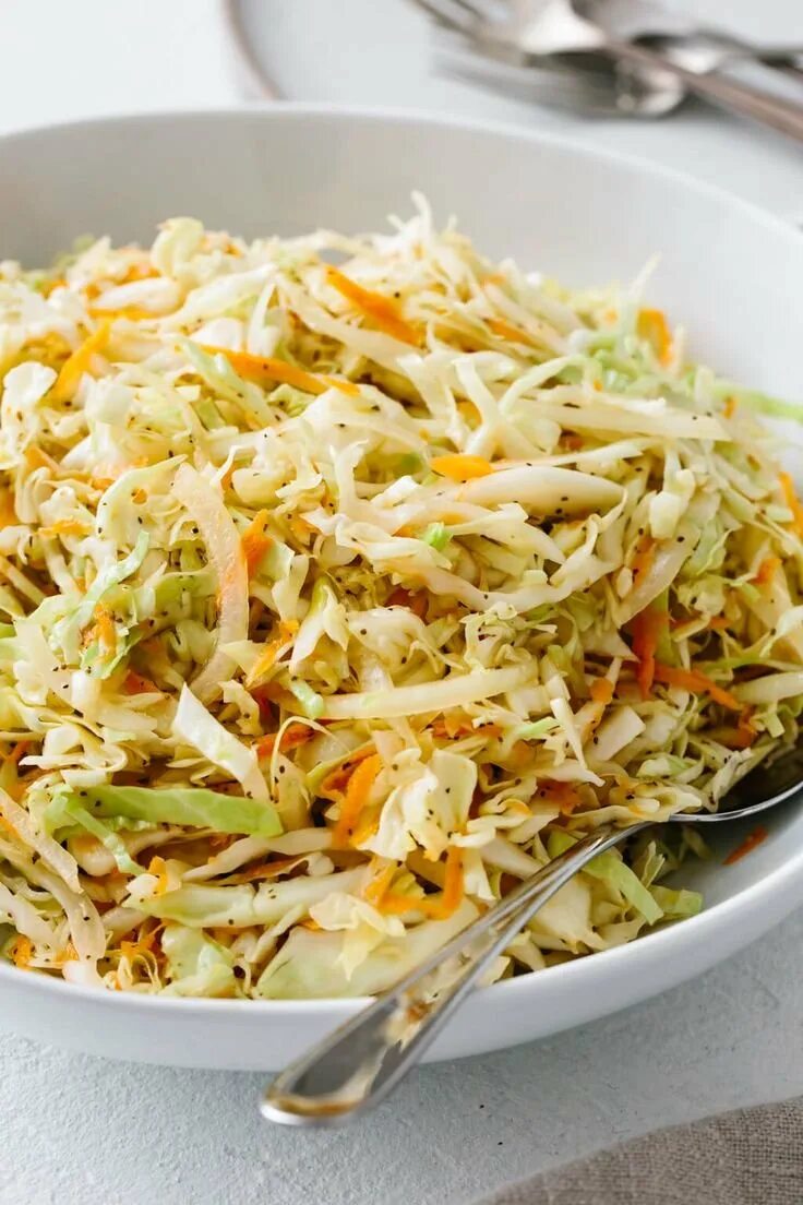 Салат из капусты без масла. Coleslaw. Салат из капусты. Капустный салат. Салат витаминный из капусты.