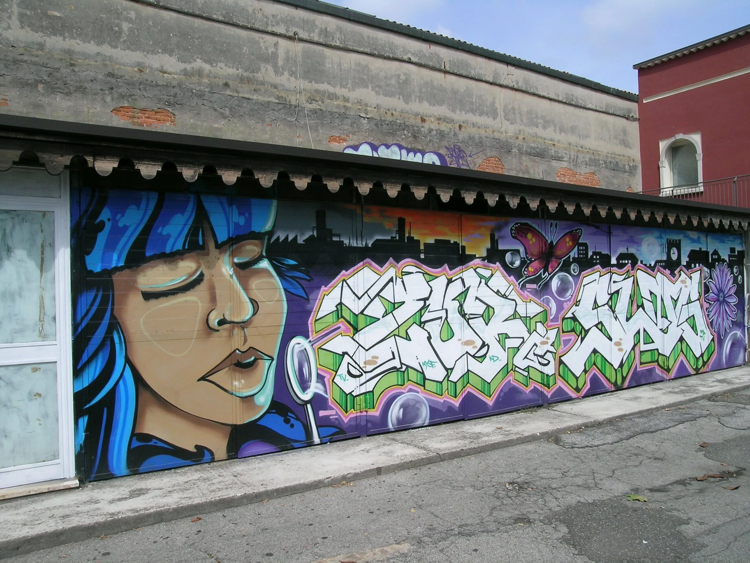 Рисунок на стене улица. Разрисованные стены. Разрисованные стены на улице. Граффити на стене. Уличные граффити.