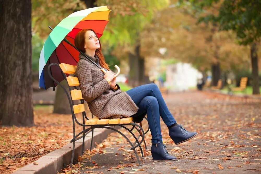 Зонтик сидит. Женщина в парке. Девушка с зонтом в парке. Задумчивая девушка в парке. Осенняя фотосессия на лавочке.